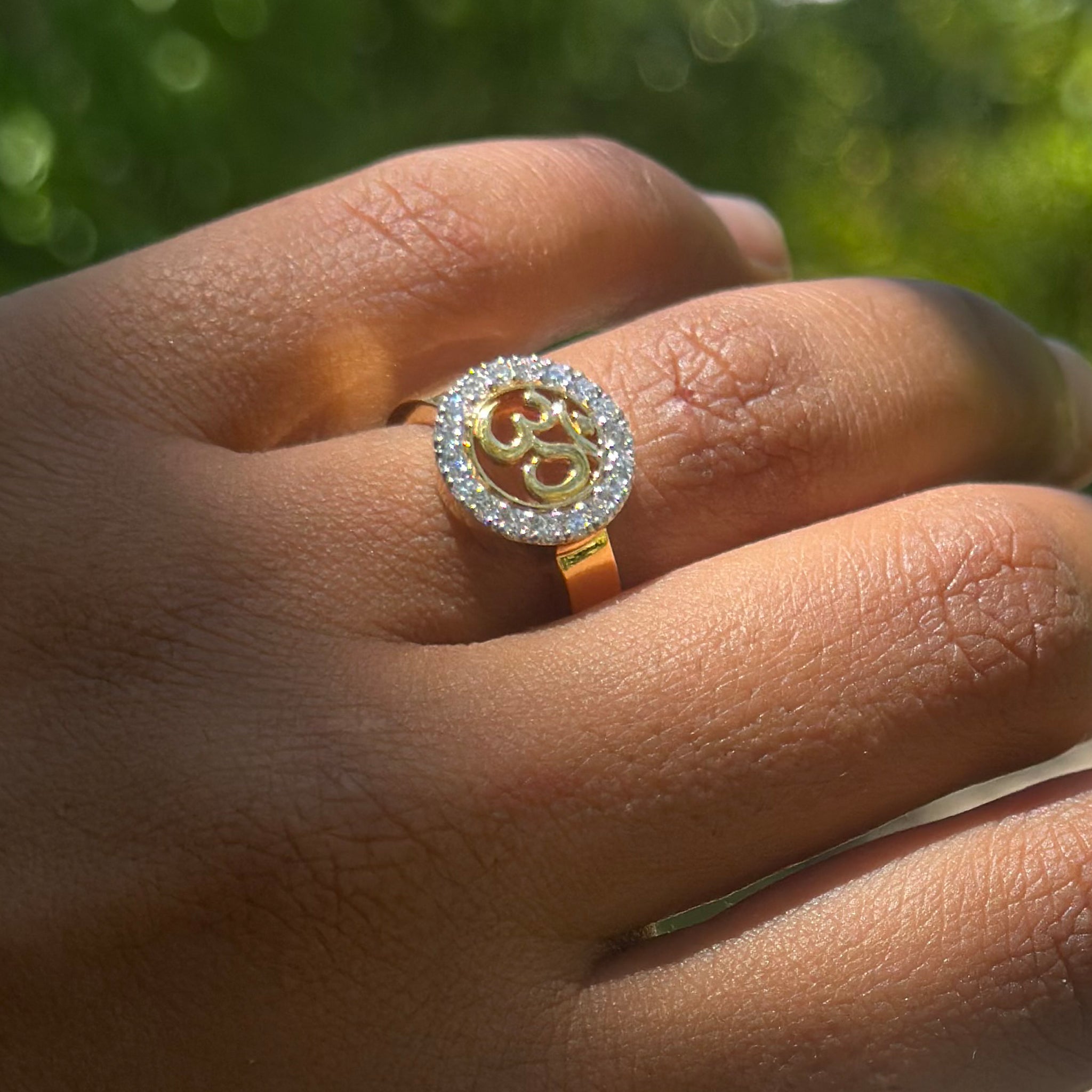 Om ring with 18K gold and diamonds